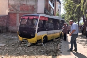 MİNİBÜS, İŞ YERİNE ÇARPTIKTAN SONRA BOŞ ARSAYA UÇTU
