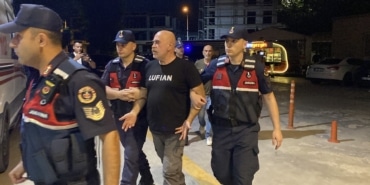 ÜNLÜ YÖNETMEN VE KARDEŞİ BURSA'DA UYUŞTURUCU OPERASYONUNDA GÖZALTINA ALINDI EZEL AKAY VE KARDEŞİ EREN KAZIM AKAY BURSA'DAKİ EVLERİNE YAPILAN JANDARMA OPERASYONUYLA GÖZALTINA ALINDI