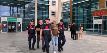 ÜNLÜ YÖNETMEN EZEL AKAY VE KARDEŞİ ADLİYEYE SEVK EDİLDİ