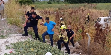KAMYONET TARLAYA UÇTU: SÜRÜCÜ YARALANDI
