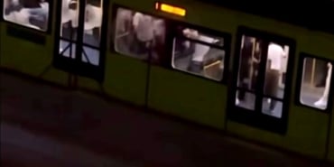 METRO İSTASYONUNDA TEKMELİ YUMRUKLU KAVGA