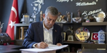 ÖZGÜR ÖZEL VE 90 MİLLETVEKİLİ CHP'DEN İSTİFA ETTİ