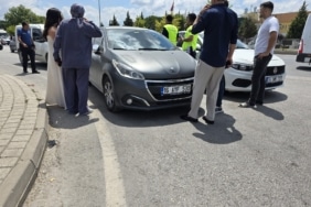 BURSA İNEGÖL'DE OTOMOBİL MOTORSİKLETE ÇARPTI:2 YARALI