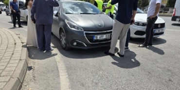 BURSA İNEGÖL'DE OTOMOBİL MOTORSİKLETE ÇARPTI:2 YARALI