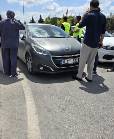 BURSA İNEGÖL'DE OTOMOBİL MOTORSİKLETE ÇARPTI:2 YARALI
