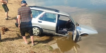 BARAJA UÇAN OTOMOBİLİ 5 METRE DERİNLİĞE DALIP ÇIKARDI