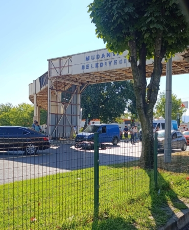 MUDANYA'DA OTOMOBİLLE MOTOSİKLET ÇARPIŞTI: 1 YARALI