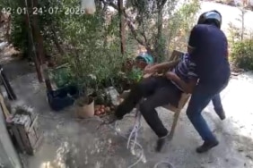 YAŞLI ADAMIN BOYNUNU KIRMAYA ÇALIŞIP, FECİ ŞEKİLDE DARBEDEN SALDIRGAN TUTUKLANDI YAKLAŞIK 3 YILDIR YÜRÜME GÜÇLÜĞÜ ÇEKEN 80 YAŞINDAKİ ADAM, EVİNİN BAHÇESİNDE OTURDUĞU SIRADA KASKLI BİR ŞAHSIN SALDIRISINA UĞRAYARAK FECİ ŞEKİLDE DARBEDİLDİ YAŞLI ADAMIN KIZI AYFER UYANIK: "BAŞINDA KASK OLAN, ELİNDE ELDİVEN OLAN BİRİSİ SANDALYEDE OTURURKEN ARKADAN GELİP BABAMIN BOYNUNU SAĞA SOLA KIRMAYA ÇALIŞIYOR" "O ARBEDEYLE SANDALYEYLE BERABER BABAM YERE DÜŞÜYOR, AYAĞIYLA BABAMIN KAFASINI EZİYOR" "ADALETE GÜVENİYORUM, YASALARIMIZA GÜVENİYORUM, EN AĞIR CEZAYI ALSIN"