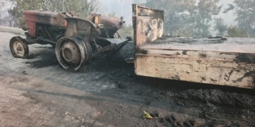 SEYDİKEMER'DEKİ ORMAN YANGININDA 24 SAATİ AŞKIN SÜREN MÜCADELENİN ARDINDAN ACI TABLO ORTAYA ÇIKTI GÜNÜN İLK IŞIKLARIYLA YANAN EVLER VE TRAKTÖRLER GÖRÜNTÜLENDİ