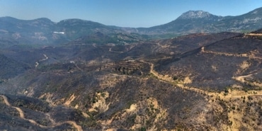 ALANYA'DAKİ ORMAN YANGININDA MÜCADELE İKİNCİ GÜNÜNDE: BÖLGE DRON İLE GÖRÜNTÜLENDİ