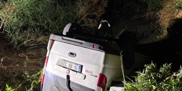 DEREYE UÇAN ARAÇTA MAHSUR KALAN SÜRÜCÜYÜ, EKİPLER KURTARDI