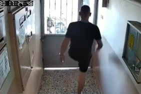 KURYE APARTMAN KAPISINI TEKMELEYEREK AÇTI