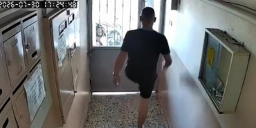 KURYE APARTMAN KAPISINI TEKMELEYEREK AÇTI