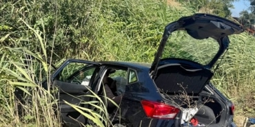 KARACABEY'DE OTOMOBİL SULAMA KANALINA DEVRİLDİ: 6 YARALI