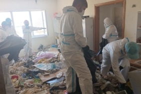 BALKAN MAHALLESİ'NDE EVDEN 28 TON ÇÖP ÇIKARILDI