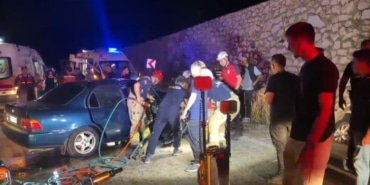 BURSA'DA İKİ OTOMOBİL KAFA KAFAYA ÇARPIŞTI: 5 YARALI, 2 ÖLÜ