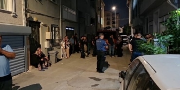 BURSA'DA 8 AYLIK HAMİLE KADININ ÖLÜMÜNÜN ARDINDAKİ ŞOK GERÇEK NİLÜFER'DE MADDE BAĞIMLISI BABA KIZINI TERASTAN AŞAĞIYA SALLANDIRDI, MAHALLE AYAĞA KALKTI. HAMİLE EŞİ KORKUDAN 4 KATTAN AŞAĞIYA SARKARKEN DÜŞÜP ÖLDÜ CANINI VE KARNINDAKİ 8 AYLIK BEBEĞİNİ KURTARMAK İSTEYEN ANNE 4. KATIN PENCERESİNDEN AŞAĞIYA SARKMAK İSTERKEN DÜŞÜP ÖLDÜ MADDE BAĞIMLISI BABA EŞİNİ İNTİHARA SÜRÜKLEDİĞİ İDDİASIYLA GÖZALTINA ALINDI