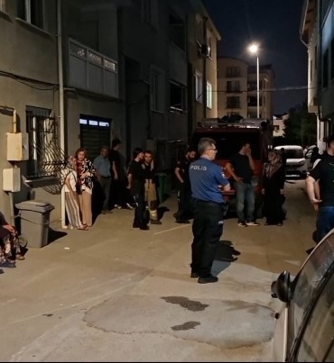 BURSA'DA 8 AYLIK HAMİLE KADININ ÖLÜMÜNÜN ARDINDAKİ ŞOK GERÇEK NİLÜFER'DE MADDE BAĞIMLISI BABA KIZINI TERASTAN AŞAĞIYA SALLANDIRDI, MAHALLE AYAĞA KALKTI. HAMİLE EŞİ KORKUDAN 4 KATTAN AŞAĞIYA SARKARKEN DÜŞÜP ÖLDÜ CANINI VE KARNINDAKİ 8 AYLIK BEBEĞİNİ KURTARMAK İSTEYEN ANNE 4. KATIN PENCERESİNDEN AŞAĞIYA SARKMAK İSTERKEN DÜŞÜP ÖLDÜ MADDE BAĞIMLISI BABA EŞİNİ İNTİHARA SÜRÜKLEDİĞİ İDDİASIYLA GÖZALTINA ALINDI