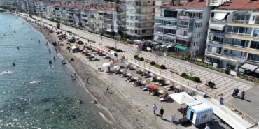 MUDANYA'DA PLAJLAR FUL ÇEKİYOR TATİLCİLER SAHİLE AKIN ETTİ