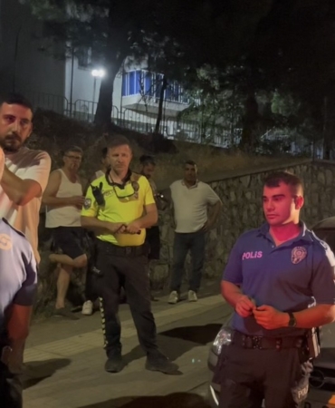 MAHALLEYİ SAVAŞ ALANINA ÇEVİRDİ, ALKOLLÜ KADIN SÜRÜCÜ KARIŞTIĞI KAZAYI UNUTTU 2.34 PROMİLLİK KAZADA GECEYE DAMGA VURAN DİYALOG: "BURADA KÖY YANMIŞ, SİZ NEYİN DERDİNDESİNİZ" YAN YATAN OTOMOBİLİN BAŞINDA GÜLÜCÜKLER SAÇTI, POLİS DAYANAMADI