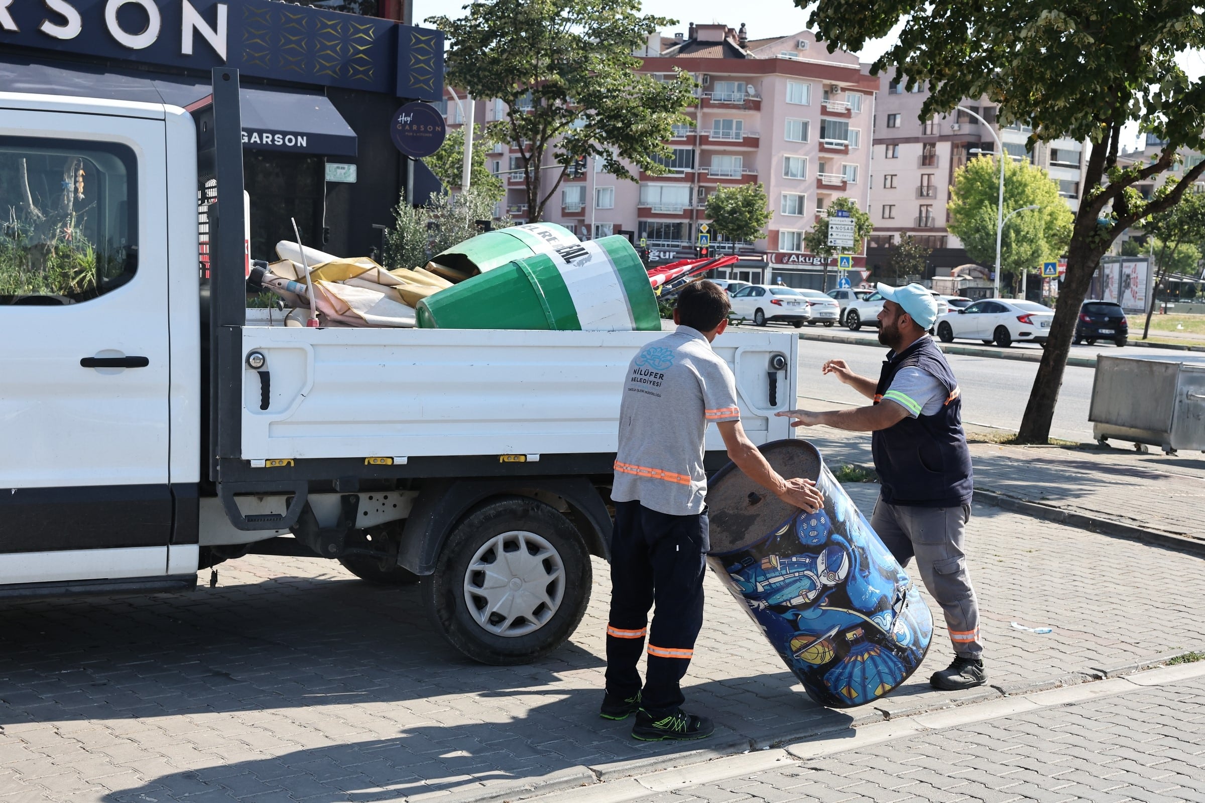 NİLÜFER'DE KALDIRIMLAR TEMİZLENDİ