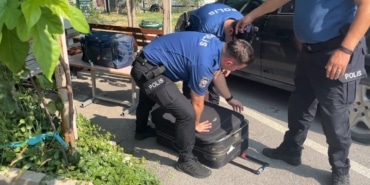 VALİLİK ÖNÜNDEKİ ŞÜPHELİ VALİZLER EKİPLERİ ALARMA GEÇİRDİ.. GERÇEK SONRADAN ÇIKTI