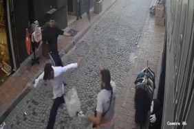 FATİH'TE TRAMVAYDA TELEFON ÇALDIKTAN SONRA KAÇAN HIRSIZA, TEMİZLİK PERSONELİNDEN SÜPÜRGELİ MÜDAHALE KAMERADA TEMİZLİK PERSONELİNİN HIRSIZI ETKİSİZ HALE GETİRMEYE ÇALIŞTIĞI ANLAR KAMERAYA YANSIDI ARA SOKAKTA KAÇMAYA ÇALIŞAN ŞÜPHELİYE ÖNCE BİR VATANDAŞ ÇELME TAKTI ARDINDAN BELEDİYE PERSONELİ SÜPÜRGESİYLE HIRSIZI BÖYLE ETKİSİZ HALE GETİRMEYE ÇALIŞTI