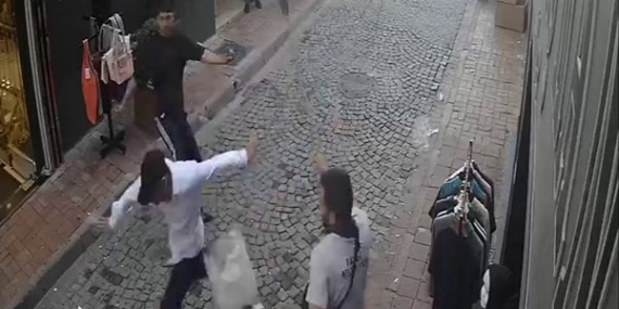 FATİH'TE TRAMVAYDA TELEFON ÇALDIKTAN SONRA KAÇAN HIRSIZA, TEMİZLİK PERSONELİNDEN SÜPÜRGELİ MÜDAHALE KAMERADA TEMİZLİK PERSONELİNİN HIRSIZI ETKİSİZ HALE GETİRMEYE ÇALIŞTIĞI ANLAR KAMERAYA YANSIDI ARA SOKAKTA KAÇMAYA ÇALIŞAN ŞÜPHELİYE ÖNCE BİR VATANDAŞ ÇELME TAKTI ARDINDAN BELEDİYE PERSONELİ SÜPÜRGESİYLE HIRSIZI BÖYLE ETKİSİZ HALE GETİRMEYE ÇALIŞTI