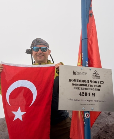 BURSA'DAN KIRGIZİSTAN'A UZANAN ZİRVE TIRMANIŞI LÖSEMİLİ ÇOCUKLAR İÇİN 4 BİN 204 METREYE ÇIKTILAR