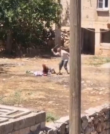ŞANLIURFA'DA DEHŞET: YAŞLI ANNESİNİ SOPA İLE ÖLDÜRESİYE DÖVDÜ O ANLAR KAMERAYA YANSIDI