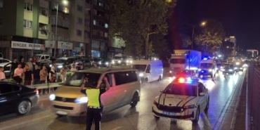BURSA'DA ALKOLLÜ ŞAHIS METRO DİREĞİNE ÇIKTI: ULAŞIM DURDU, ELEKTRİK KESİLDİ "DÜŞMANLARIM VAR" DEDİ, METRO TELLERİNE EKİPLERLE KÖŞE KAPMACA OYNADI: BURSA'YI DURDURDU METRO DİREĞİNDE "KÖŞE KAPMACA": VATANDAŞLAR ALKIŞLADI, ULAŞIM DURDU