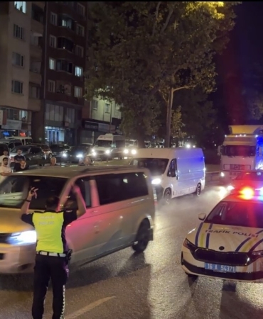 BURSA'DA ALKOLLÜ ŞAHIS METRO DİREĞİNE ÇIKTI: ULAŞIM DURDU, ELEKTRİK KESİLDİ "DÜŞMANLARIM VAR" DEDİ, METRO TELLERİNE EKİPLERLE KÖŞE KAPMACA OYNADI: BURSA'YI DURDURDU METRO DİREĞİNDE "KÖŞE KAPMACA": VATANDAŞLAR ALKIŞLADI, ULAŞIM DURDU