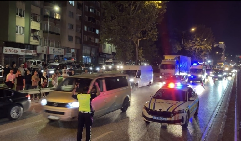 BURSA'DA ALKOLLÜ ŞAHIS METRO DİREĞİNE ÇIKTI: ULAŞIM DURDU, ELEKTRİK KESİLDİ "DÜŞMANLARIM VAR" DEDİ, METRO TELLERİNE EKİPLERLE KÖŞE KAPMACA OYNADI: BURSA'YI DURDURDU METRO DİREĞİNDE "KÖŞE KAPMACA": VATANDAŞLAR ALKIŞLADI, ULAŞIM DURDU