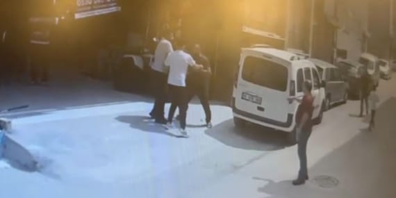 MAHALLE SAVAŞ ALANINA DÖNDÜ: AKRABA KAVGASINDA 1 KİŞİ BIÇAKLANDI, 6 KİŞİ YARALANDI MAHALLEYİ AYAĞA KALDIRAN BIÇAKLAMA ANI KAMERADA