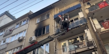 BURSA'DA KORKUTAN YANGIN...MAHALLELİ SOKAĞA DÖKÜLDÜ