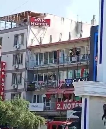 GEMLİK'DE PASAJIN ÇATISINDA YANGIN PANİĞİ