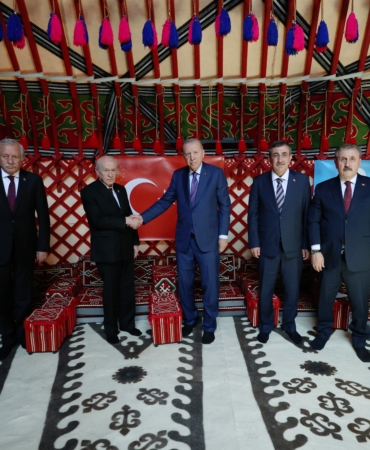 CUMHURBAŞKANI ERDOĞAN: "TÜRKLER, KÜRTLER, ARAPLAR OLARAK KARDEŞÇE KUCAKLAŞMAMIZI ENGELLEYEMEZSİNİZ" "BÜYÜK VE GÜÇLÜ TÜRKİYE'NİN ŞAFAĞI SÖKMÜŞTÜR" "COĞRAFYAMIZI İSTİKRARSIZLIĞA BOĞMAK İSTEYEN SOYKIRIMCILAR KAYBEDECEK, KAZANAN İNSANLIK CEPHESİ OLACAK, KARDEŞLİK OLACAK, BARIŞ VE İSTİKRAR OLACAK, KAZANAN 86 MİLYON VATANDAŞIYLA TÜRK MİLLETİ OLACAK"