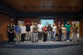 OSMANGAZİ MEDYA AKADEMİSİ GENÇLERE YENİ UFUKLAR AÇIYOR OSMANGAZİ'DE GENÇLERİN MEDYA YOLCULUĞU SÜRÜYOR MEDYANIN GELECEĞİ İÇİN OSMANGAZİ'DE KAPSAMLI EĞİTİM