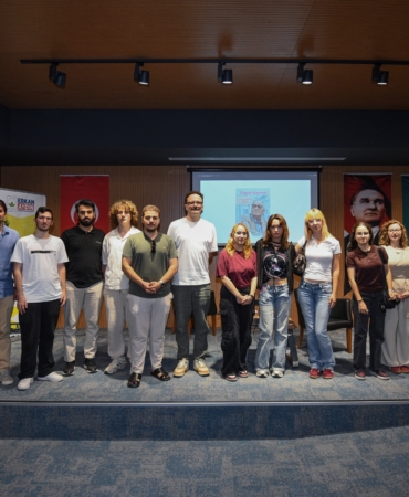 OSMANGAZİ MEDYA AKADEMİSİ GENÇLERE YENİ UFUKLAR AÇIYOR OSMANGAZİ'DE GENÇLERİN MEDYA YOLCULUĞU SÜRÜYOR MEDYANIN GELECEĞİ İÇİN OSMANGAZİ'DE KAPSAMLI EĞİTİM