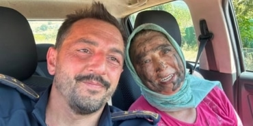 HASTALIĞINI UNUTTU, ALEVLERE KOŞTU...65 YAŞINDAKİ HANİFE TEYZE ALEVLERİN ÖNÜNE GEÇTİ ALEVLERLE MÜCADELE EDİP YÜZÜ SİMSİYAH OLAN HANİFE TİRYAKİ'Yİ İTFAİYE EKİPLERİ EVİNE BIRAKTI, BİR GÜN SONRA İTFAİYE EKİBİ EVİNDE ZİYARET ETTİĞİ TİRYAKİ'YE TEŞEKKÜR ETTİ