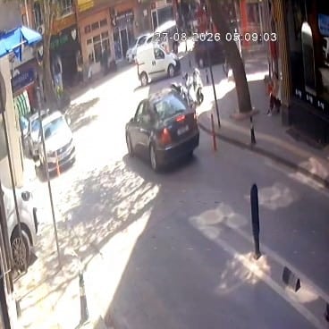 ORHANGAZİ'DE OTOMOBİLLE ÇARPIŞAN MOTOSİKLETLİ YARALANDI