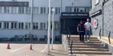ÇATIDAN ÇATIYA KAÇMAYA ÇALIŞIRKEN YAKALANDI 20, 21 VE 25 YIL HAPİS CEZASIYLA ARANAN 3 FİRARİ YAKALANDI