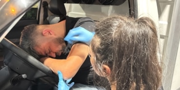YASAL SINIRIN 11 KATI ÜZERİNDE ALKOLLÜ SÜRÜCÜ AKARYAKIT ALIRKEN DİREKSİYONDA SIZDI... İLGİNÇ ANLAR KAMERADA BEKÇİ VE SAĞLIK EKİPLERİNİN DİREKSİYONDA SIZAN ALKOLLÜ SÜRÜCÜYÜ UYANDIRMA MÜCADELESİ KAMERADA POMPA GÖREVLİSİ AMBULANSIN İÇİNE POS MAKİNESİ GETİREREK YAKIT ÜCRETİNİ TAHSİL ETMEYE ÇALIŞTI
