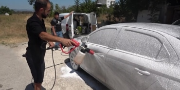 SOKAKTA GÖRDÜĞÜ KİRLİ ARAÇLARI HABERSİZCE YIKIYOR...ARAÇ SAHİPLERİNE SÜRPRİZ YAPIYOR