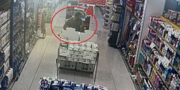 SİGARA ÇANTASINI DOLDURDU, DOA SIRASINA GİRİP BEKLEDİ: 440 PAKET SİGARAYLA BÖYLE KAÇTI
