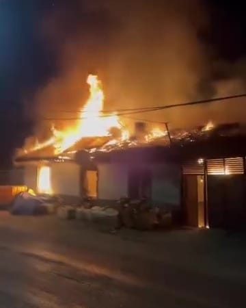 BURSA'DA EV YANGINI: ALEVLER KISA SÜREDE TÜM EVİ SARDI
