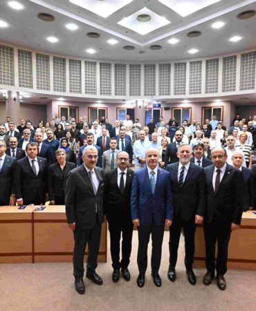 BTSO VE YÖK İŞ BİRLİĞİYLE BURSA UYGULAMALI EĞİTİMİN ÜSSÜ OLUYOR YÜKSEKÖĞRETİM KURULU BAŞKANI PROF. DR. EROL ÖZVAR: "ÖĞRENCİLER ÜNİVERSİTEDEYKEN ÇALIŞMA HAYATININ İŞLEYİŞİNİ ÖĞRENECEK"