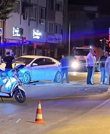 BURSA'DA 2 OTOMOBİL ÇARPIŞTI: 9 KİŞİ YARALI