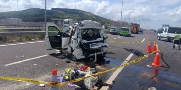 KUZEY MARMARA OTOYOLU'NDA FECİ KAZA: 2 ÖLÜ, 6 YARALI PTT KARGO KAMYONU OTOMOBİLE ARKADAN ÇARPTI