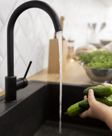 close-up-hands-washing-cucumbers-scaled-1